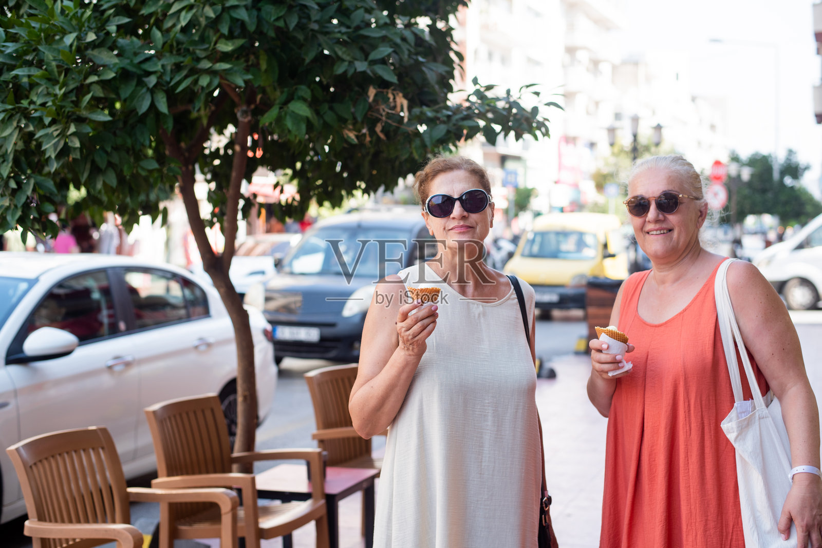 成熟的女性朋友们一起享受周末时光照片摄影图片