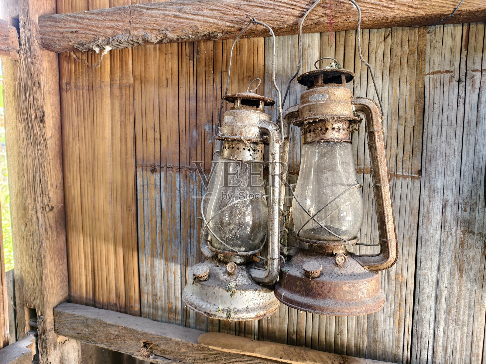 古老的煤气灯。电力普及前使用的煤气灯。使用煤油的照明设备。照片摄影图片