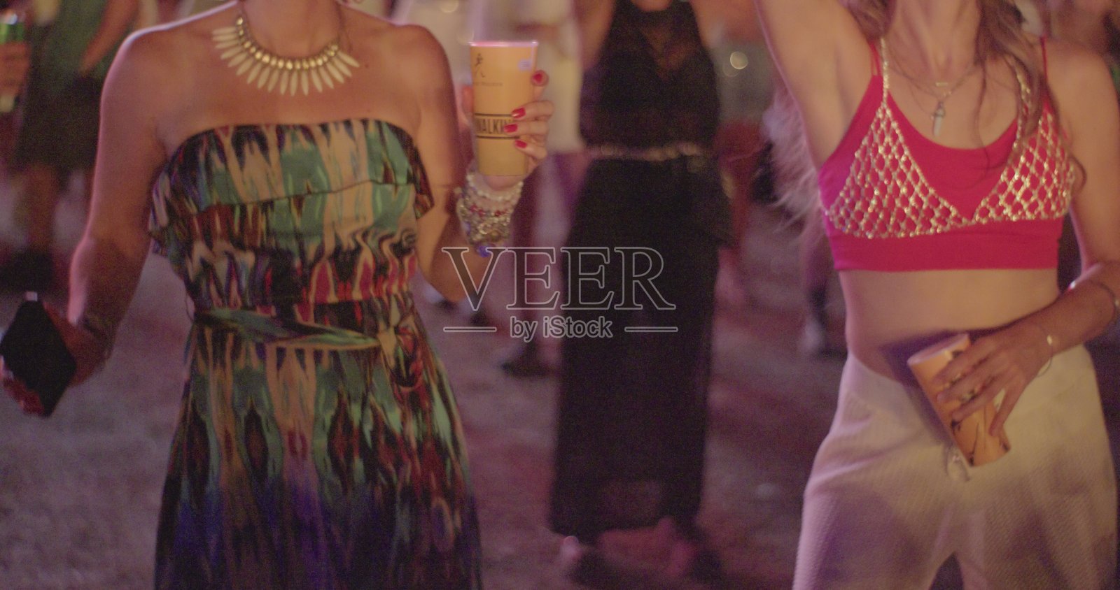 白人朋友在节日上跳舞和享受乐趣照片摄影图片