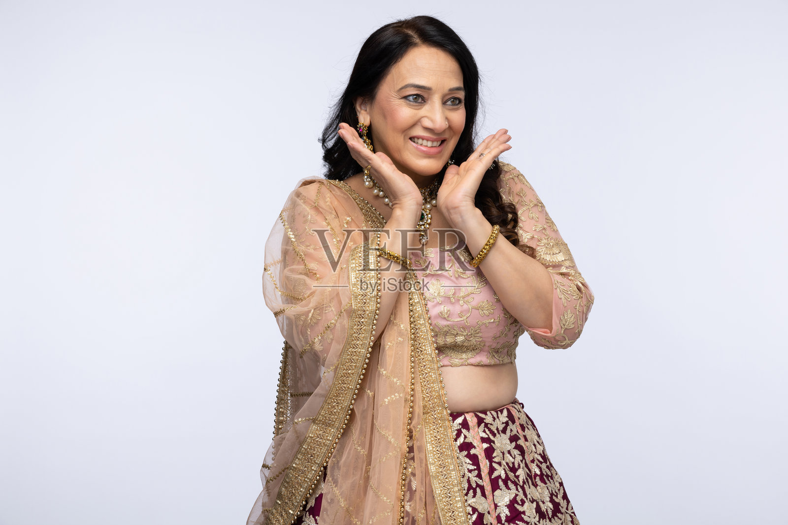 美丽女性穿着传统服饰的肖像，背景为白色照片摄影图片