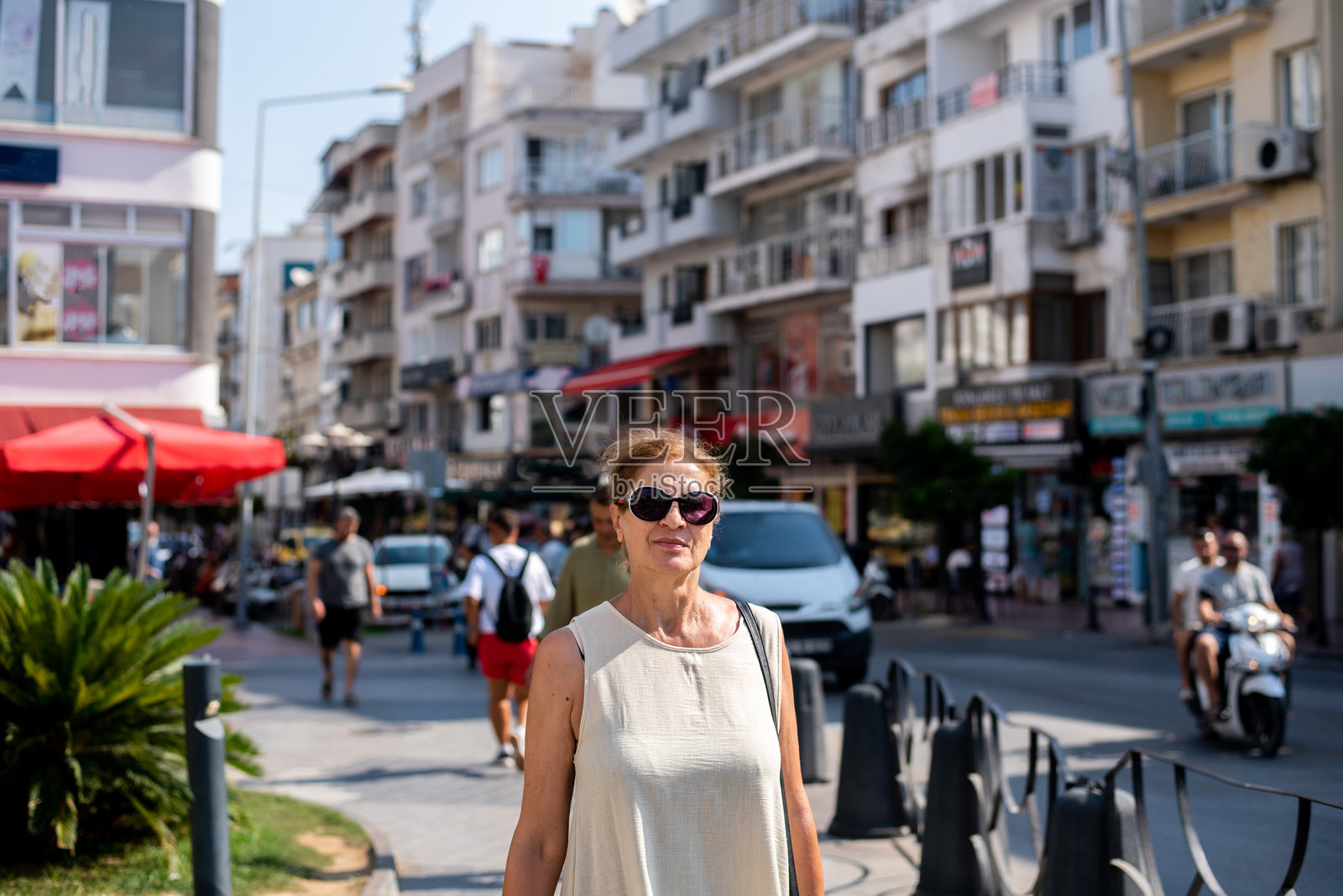 成熟的女性游客享受探索城市的乐趣照片摄影图片