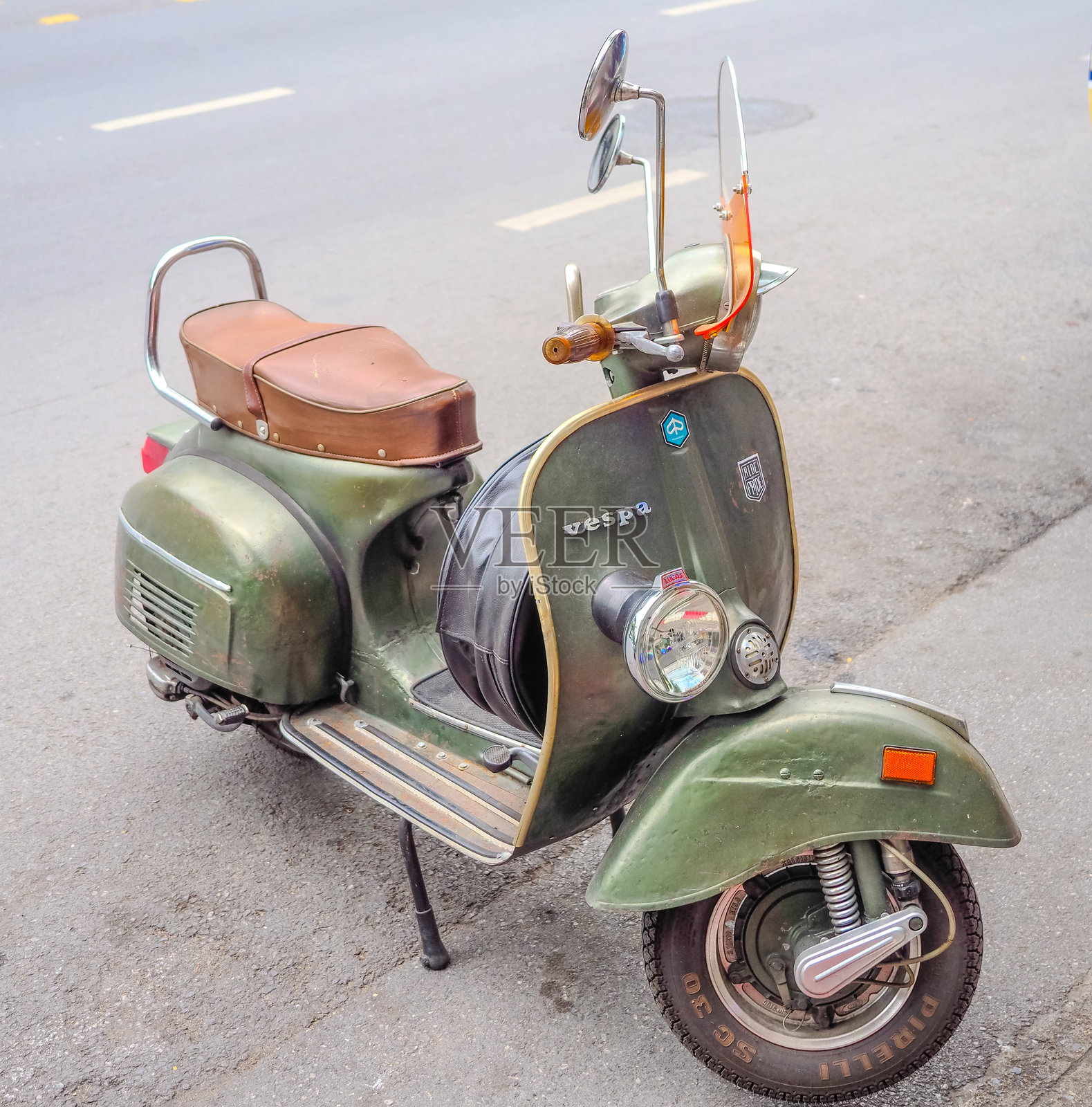 一辆复古翻新的维斯帕在泰国曼谷素坤逸路的纳纳街头,这个意大利经典车型在亚洲和世界大部分地区都是收藏品。照片摄影图片