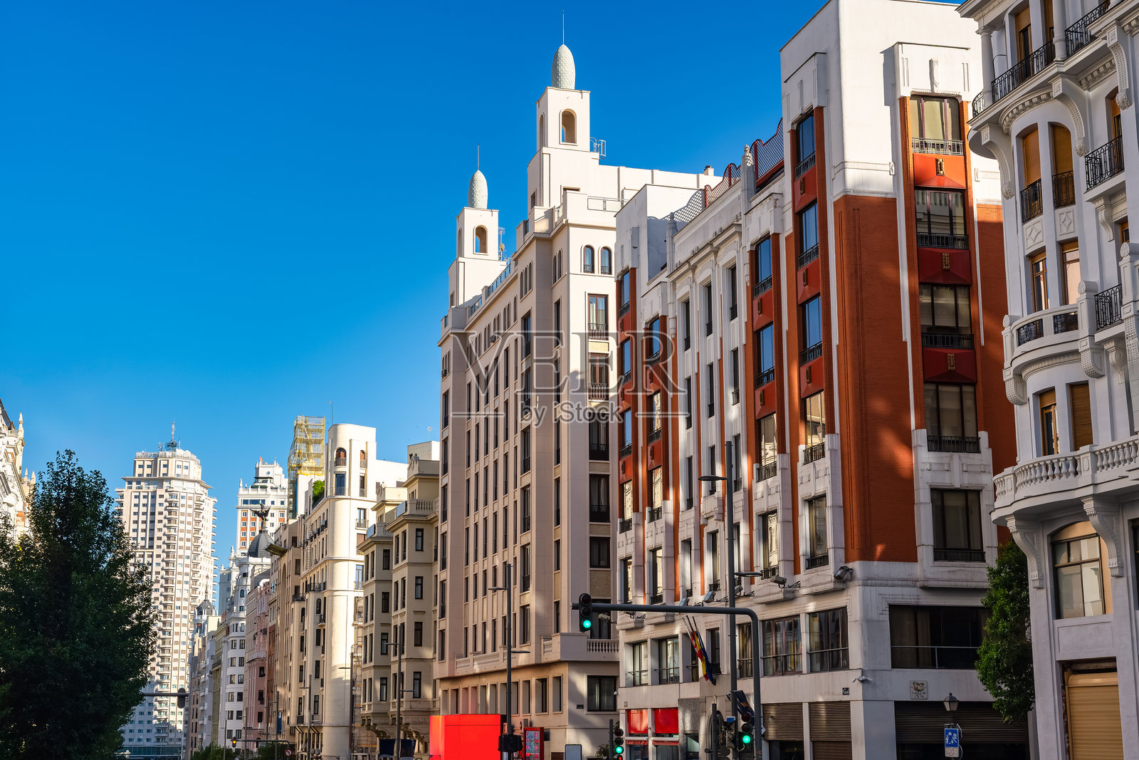 西班牙马德里格兰维亚街两侧壮观的经典风格建筑。照片摄影图片