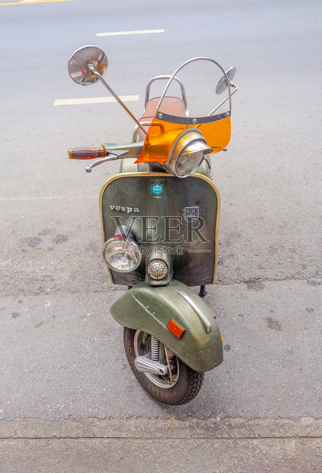 在泰国曼谷素坤逸路娜娜街头，一辆复古翻新的威斯帕，这一意大利经典在亚洲及世界大部分地区都是收藏品。照片摄影图片