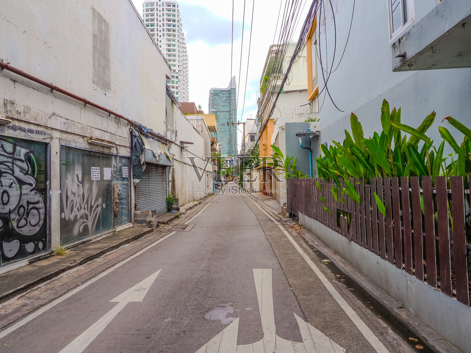 在泰国曼谷阿索克和娜娜的素坤逸路上,高层住宅公寓和商业建筑。照片摄影图片