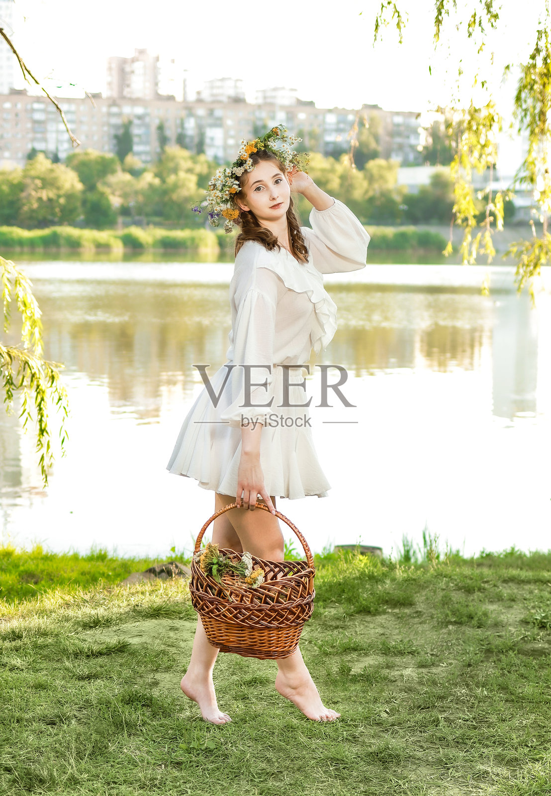 在伊万库帕拉节，女孩戴着花环，手里提着篮子。照片摄影图片