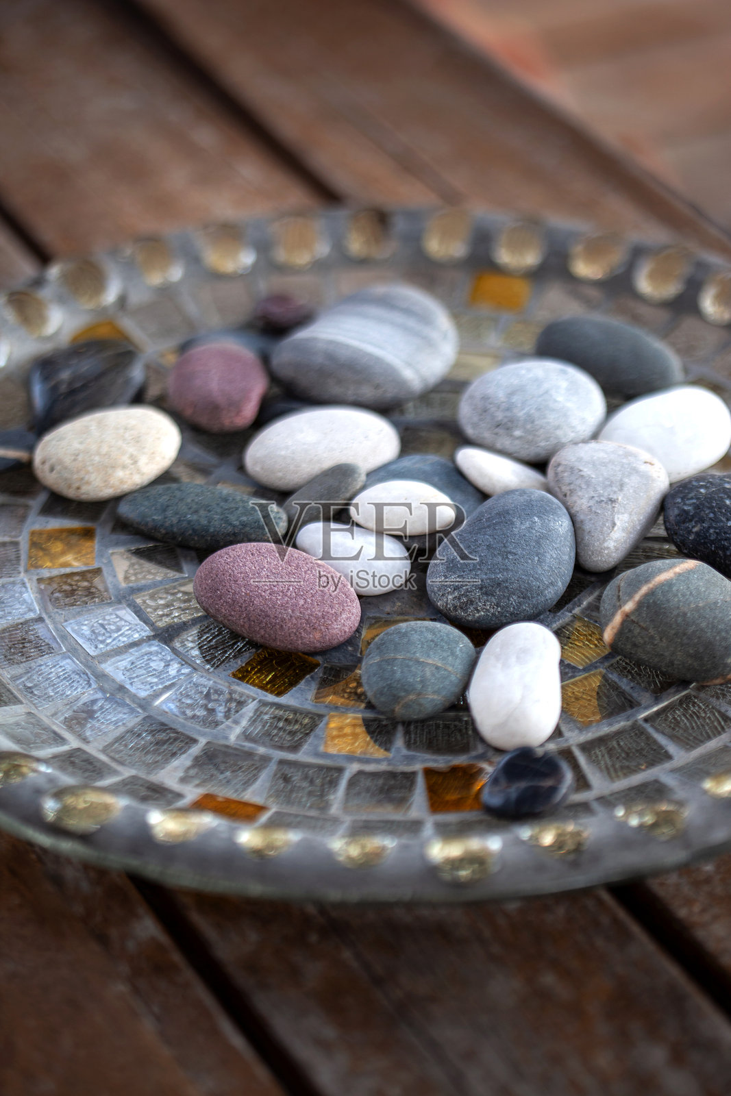 木桌上的矿物装饰照片摄影图片