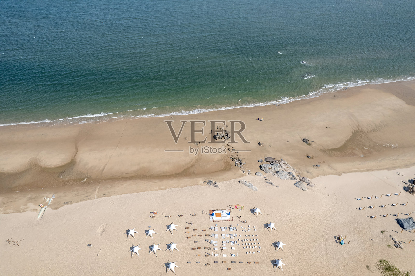 海边沙滩和海水的鸟瞰图照片摄影图片