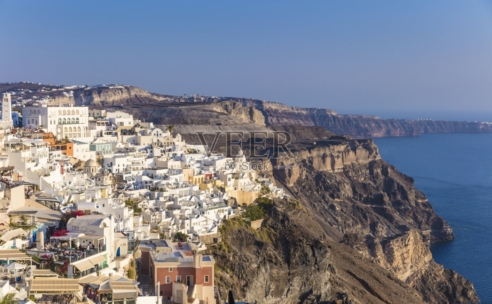 希腊圣托里尼岛的伊亚村空中视角。照片摄影图片
