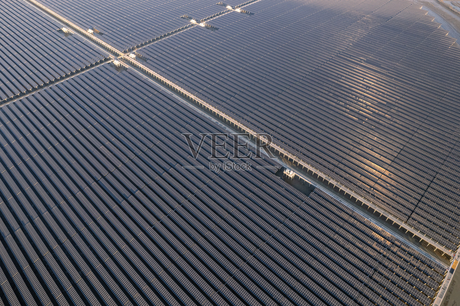 泥滩上的光伏太阳能发电厂的垂直鸟瞰图照片摄影图片