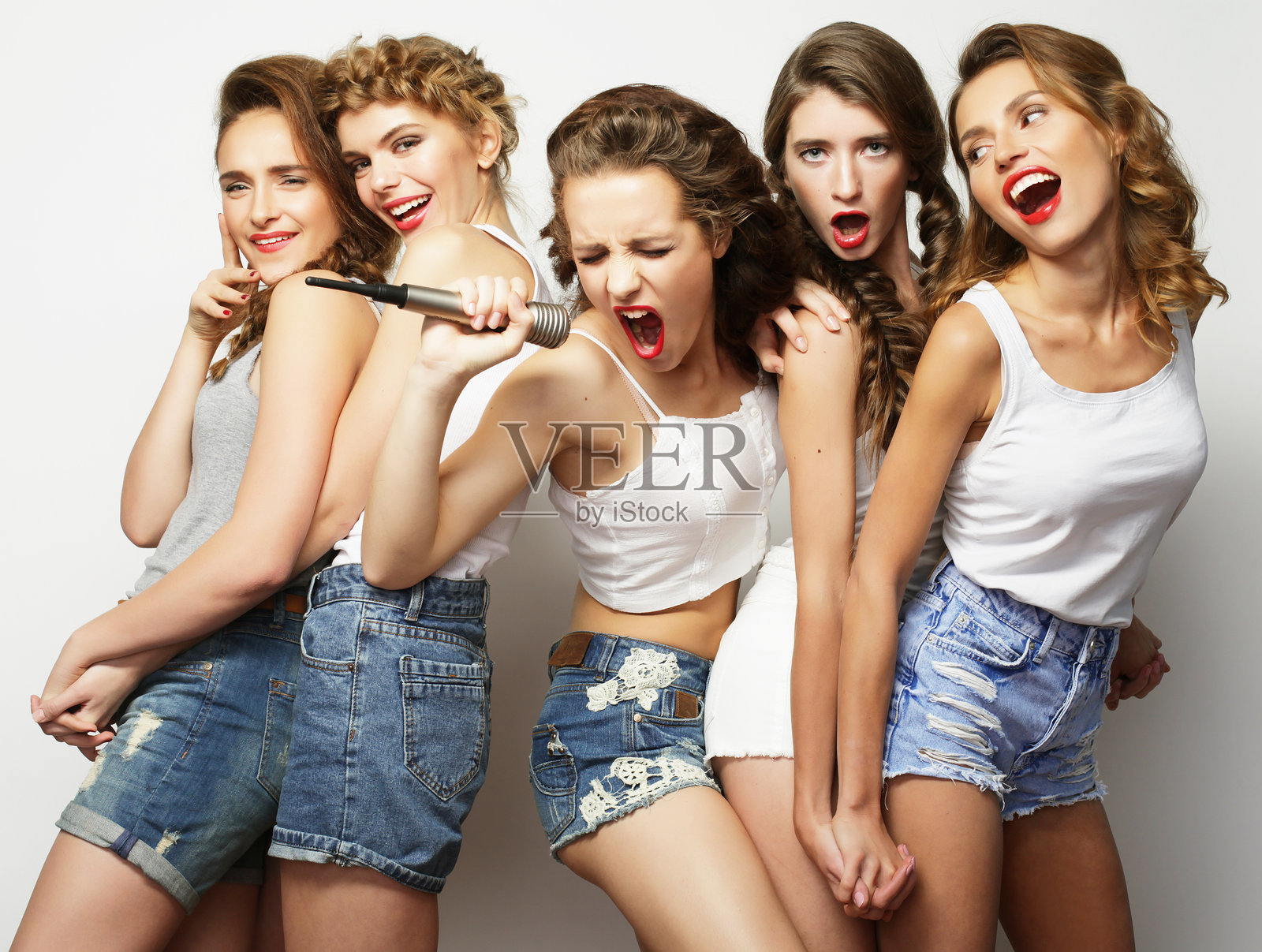美丽时尚的嬉皮女孩们在唱卡拉OK照片摄影图片