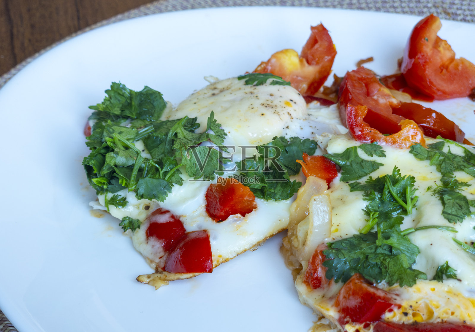 美味的蔬菜香草煎蛋放在白色盘子上照片摄影图片