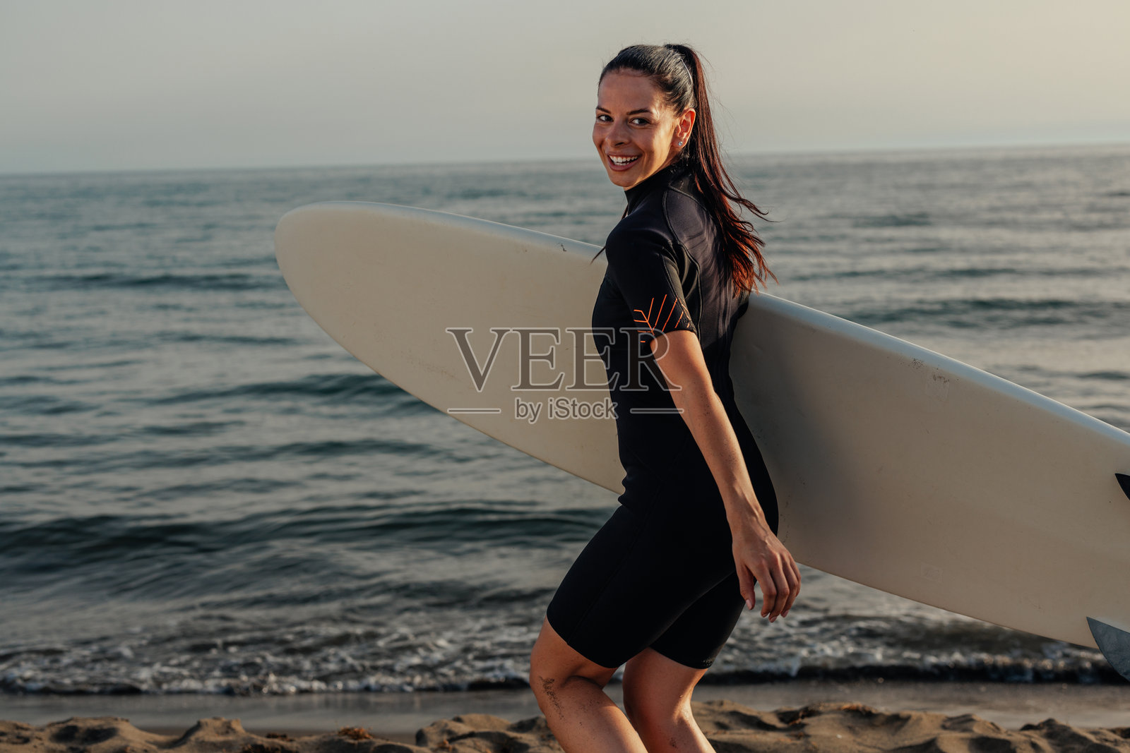 吸引人的女孩手持白色冲浪板照片摄影图片