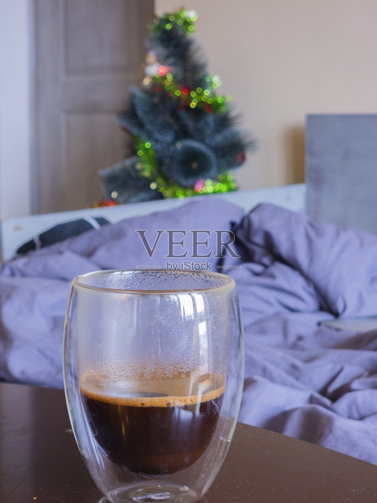 在圣诞早晨，床边享受热咖啡的时光照片摄影图片