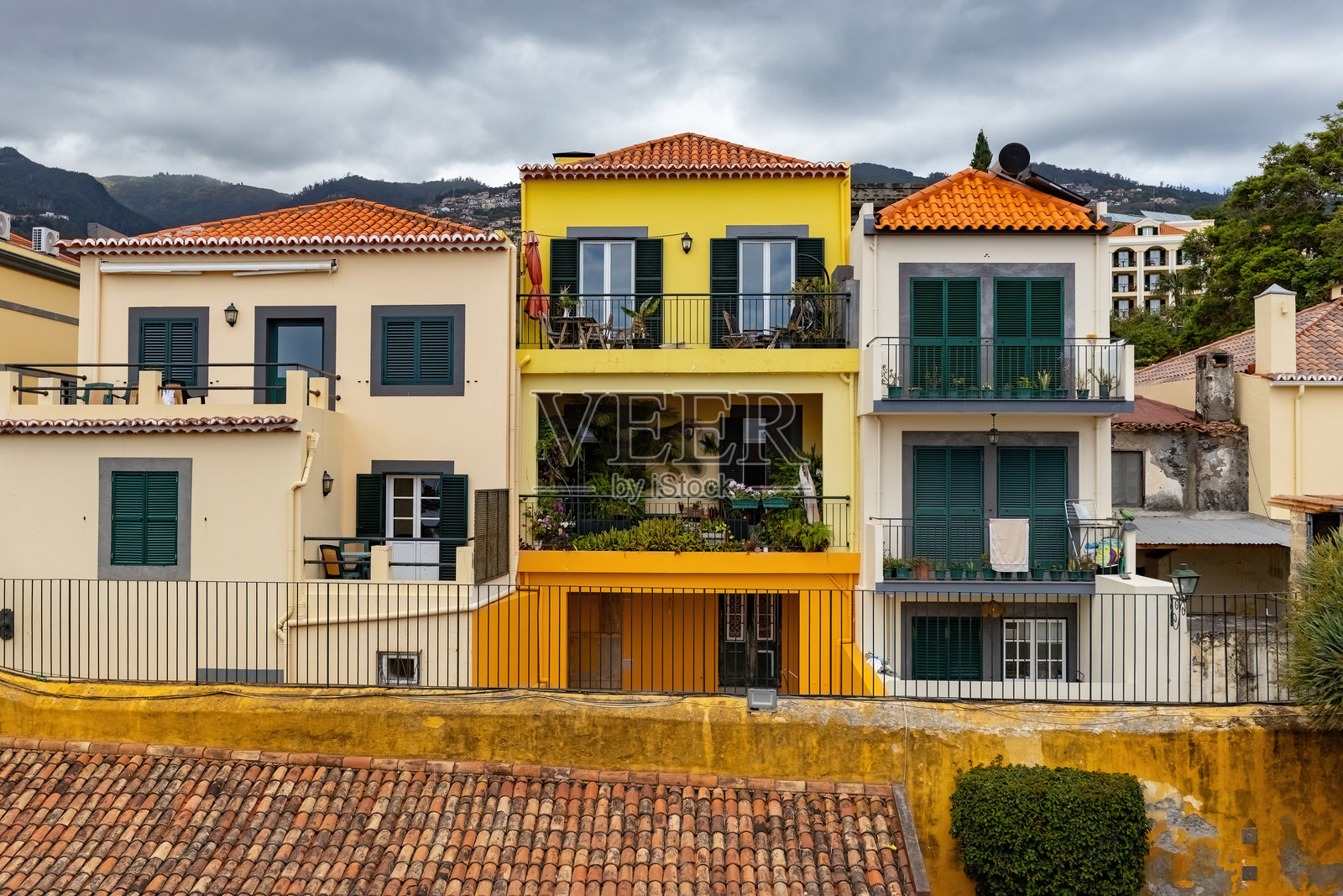 马德拉葡萄牙丰沙尔老城的五彩斑斓的房屋照片摄影图片