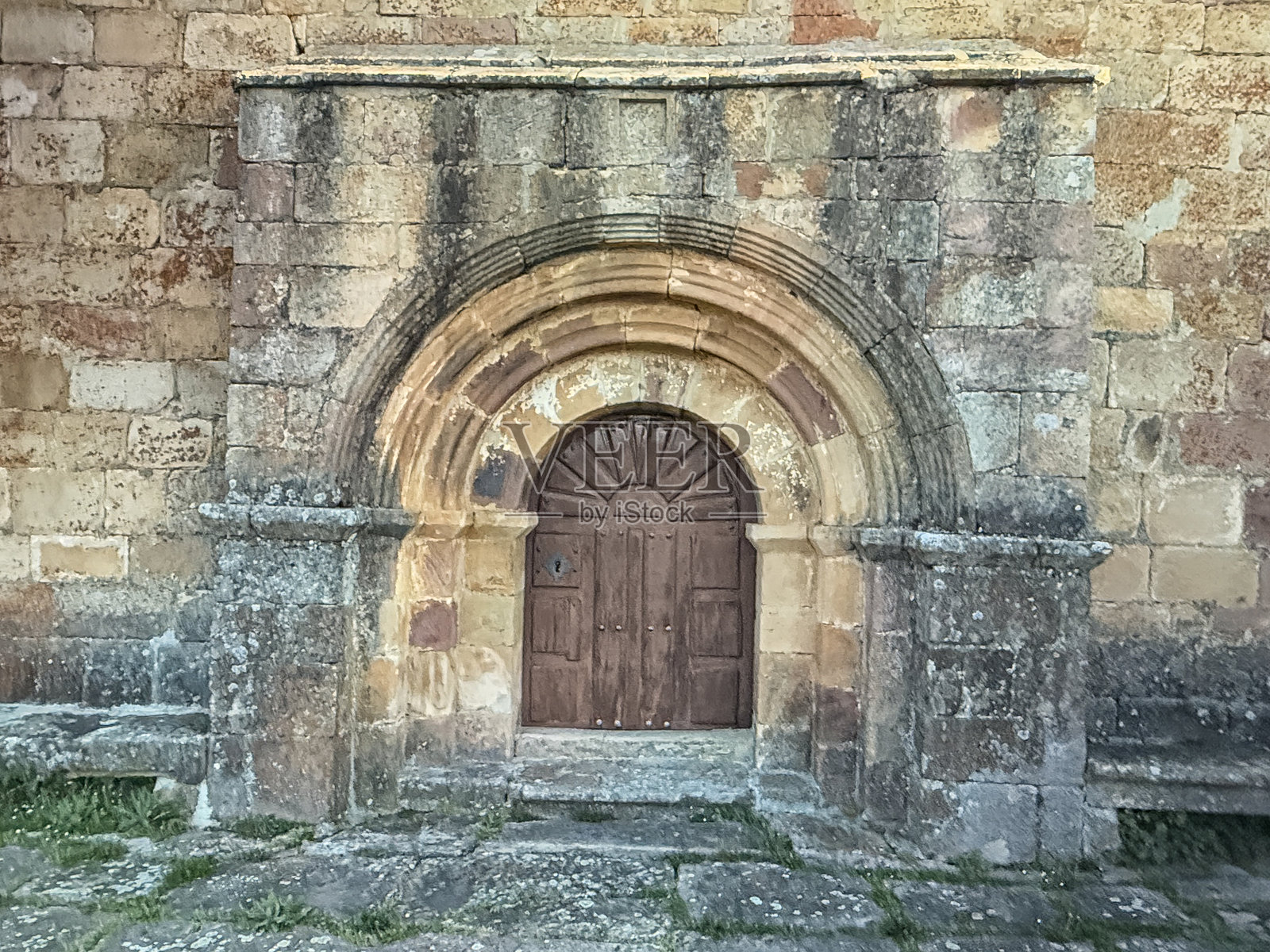 纳瓦德圣图兰的圣胡安·埃万赫利斯塔教堂的罗曼式石门照片摄影图片