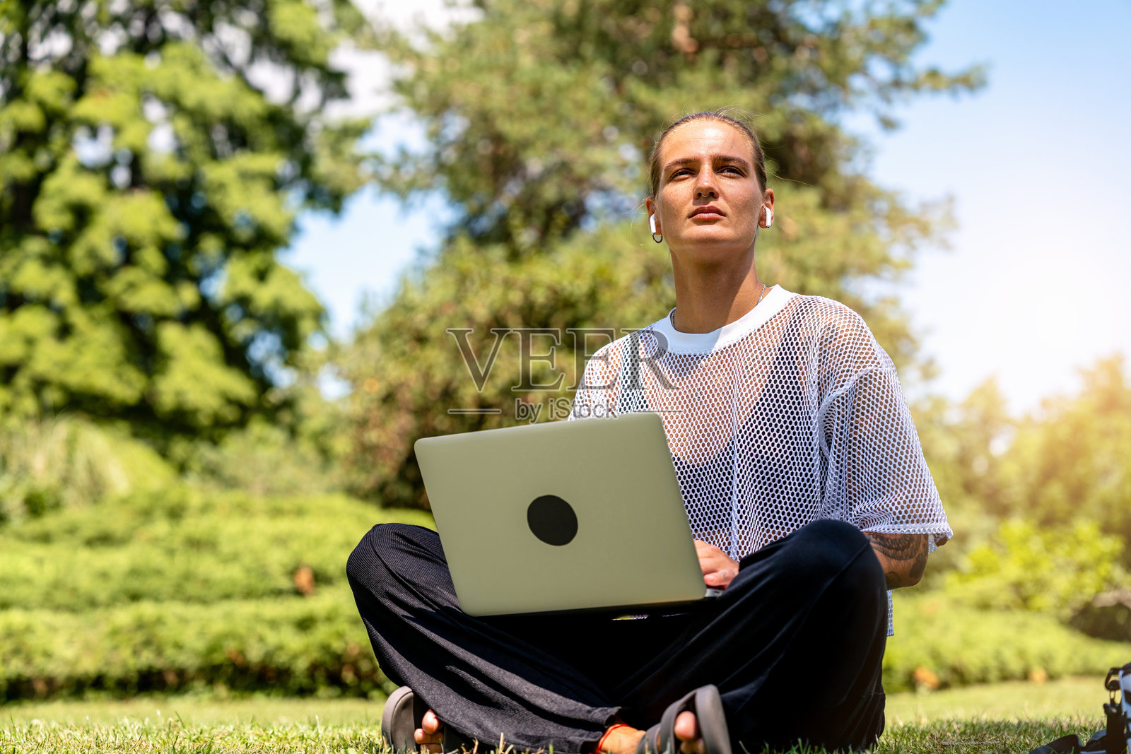 专注的女性专业人士在公园里使用电脑照片摄影图片