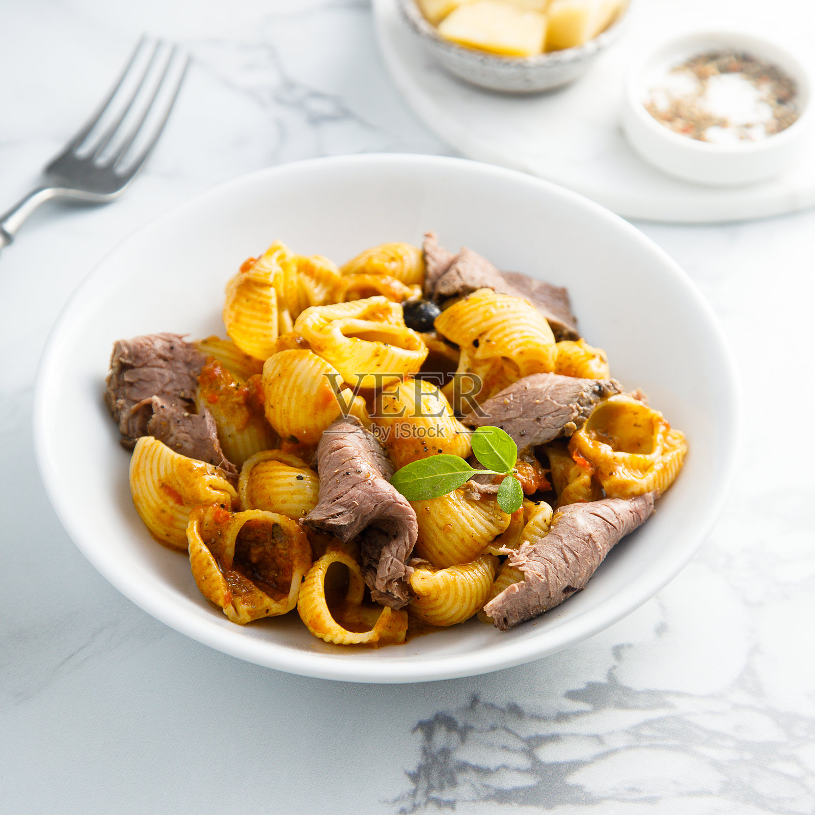 烤牛肉意大利面照片摄影图片