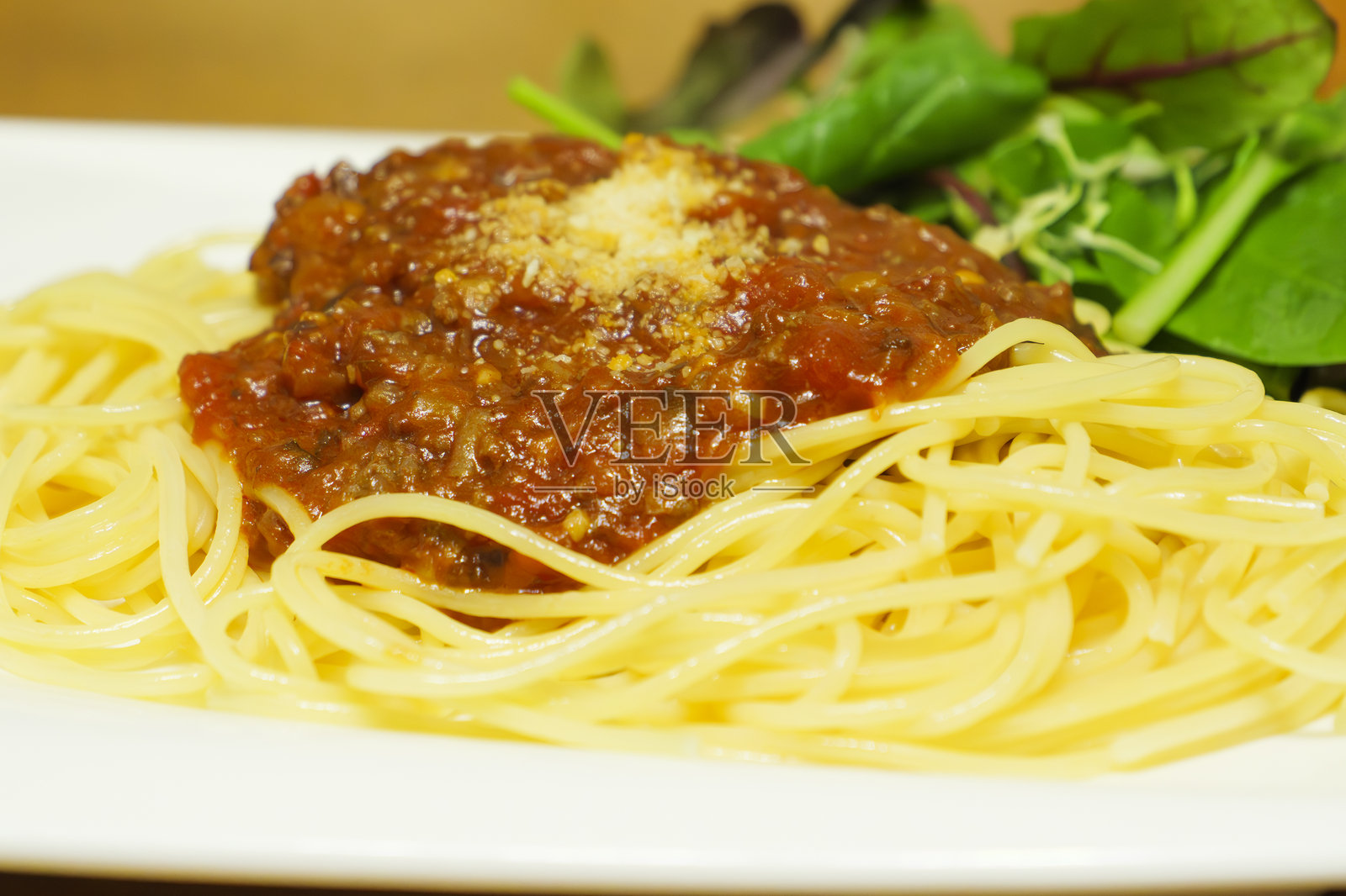 肉酱意大利面配磨碎奶酪照片摄影图片