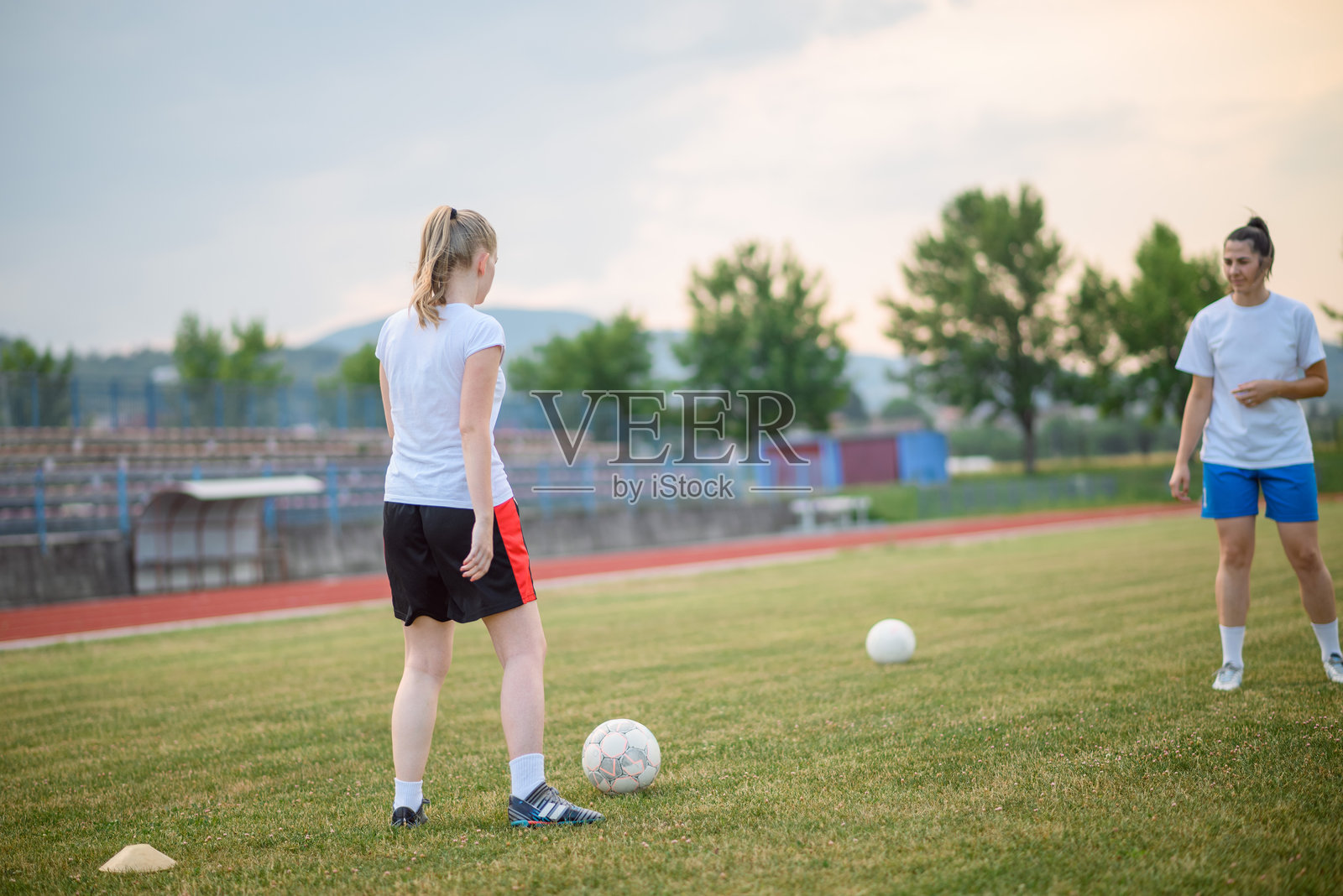 女性足球运动员在场地上训练照片摄影图片