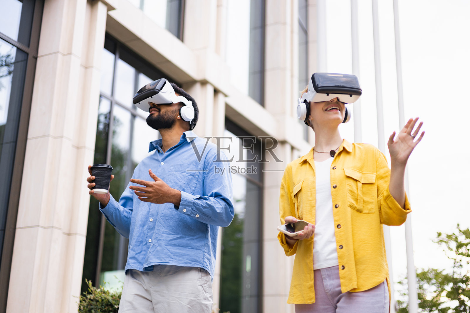 人们在城市中探索虚拟现实照片摄影图片