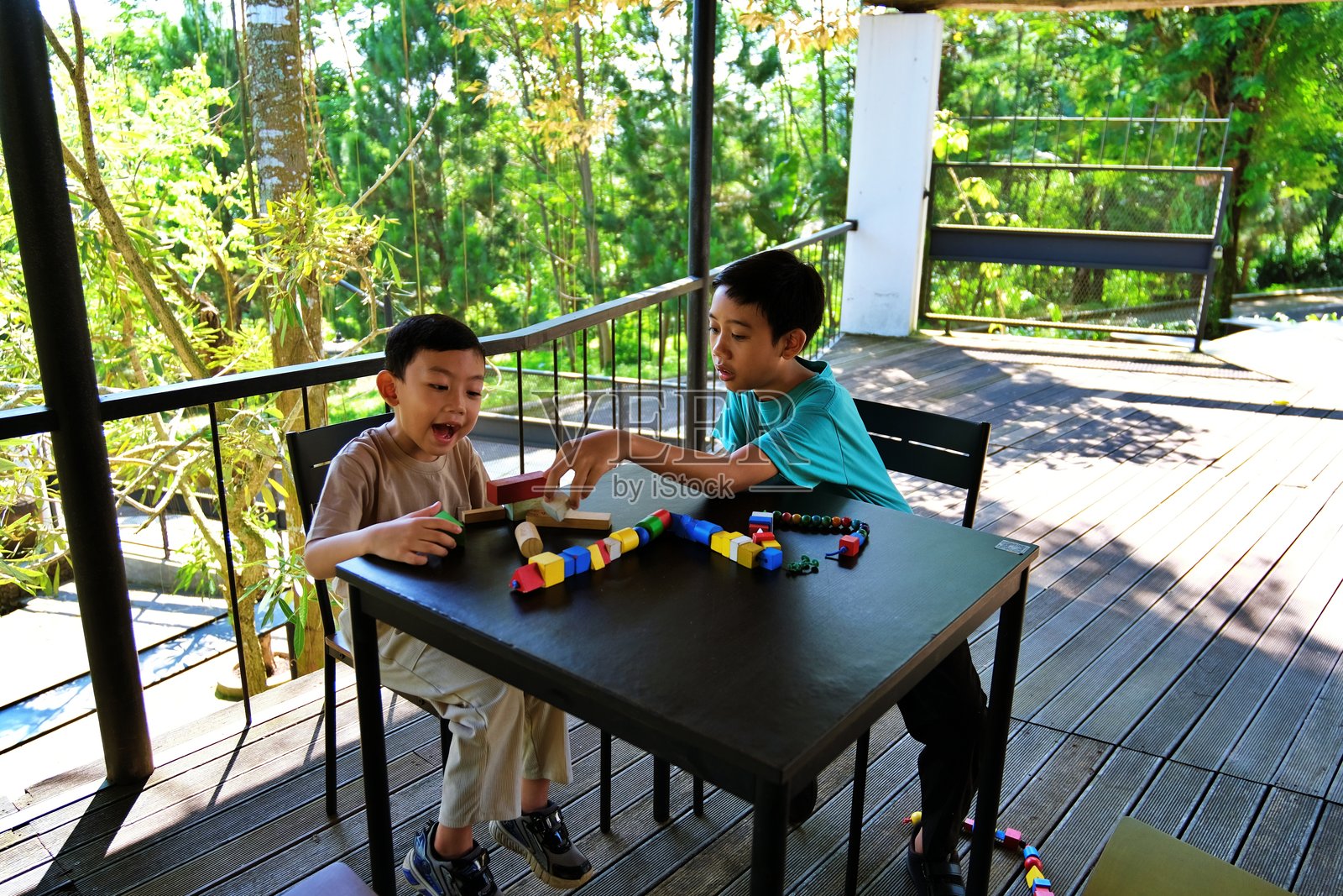 孩子们一起玩教育木块和珠子照片摄影图片
