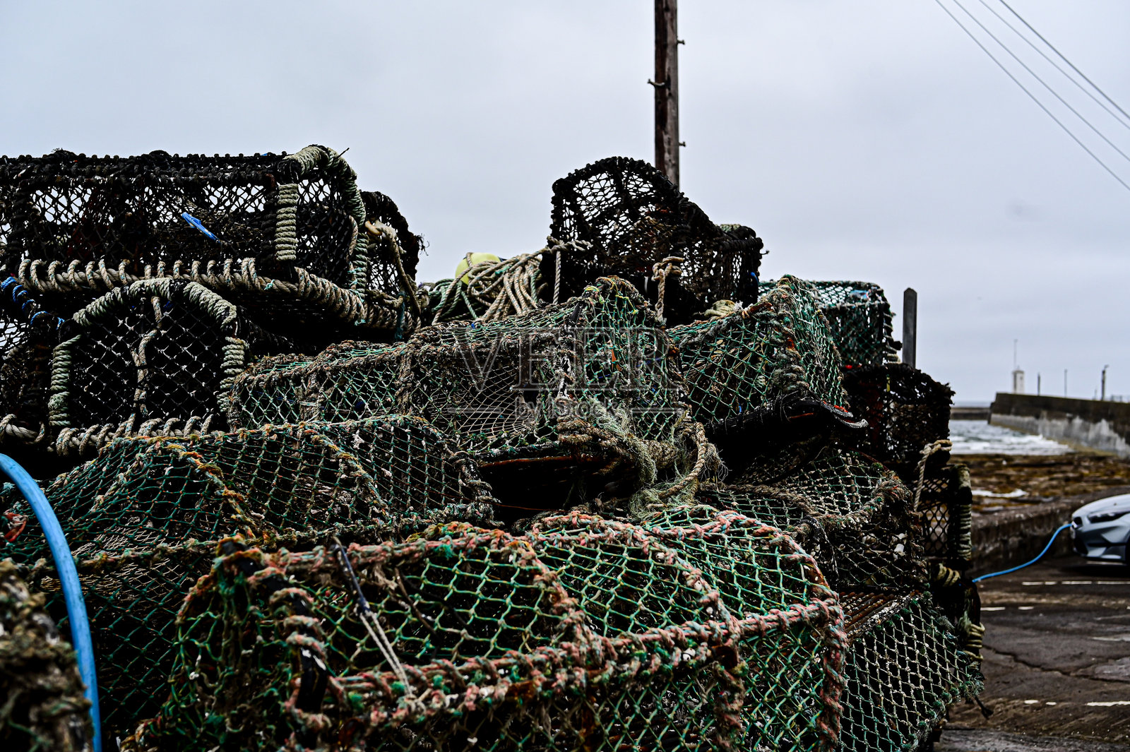 渔民在英格兰诺森伯兰的西海豪斯港口堆放的龙虾笼照片摄影图片