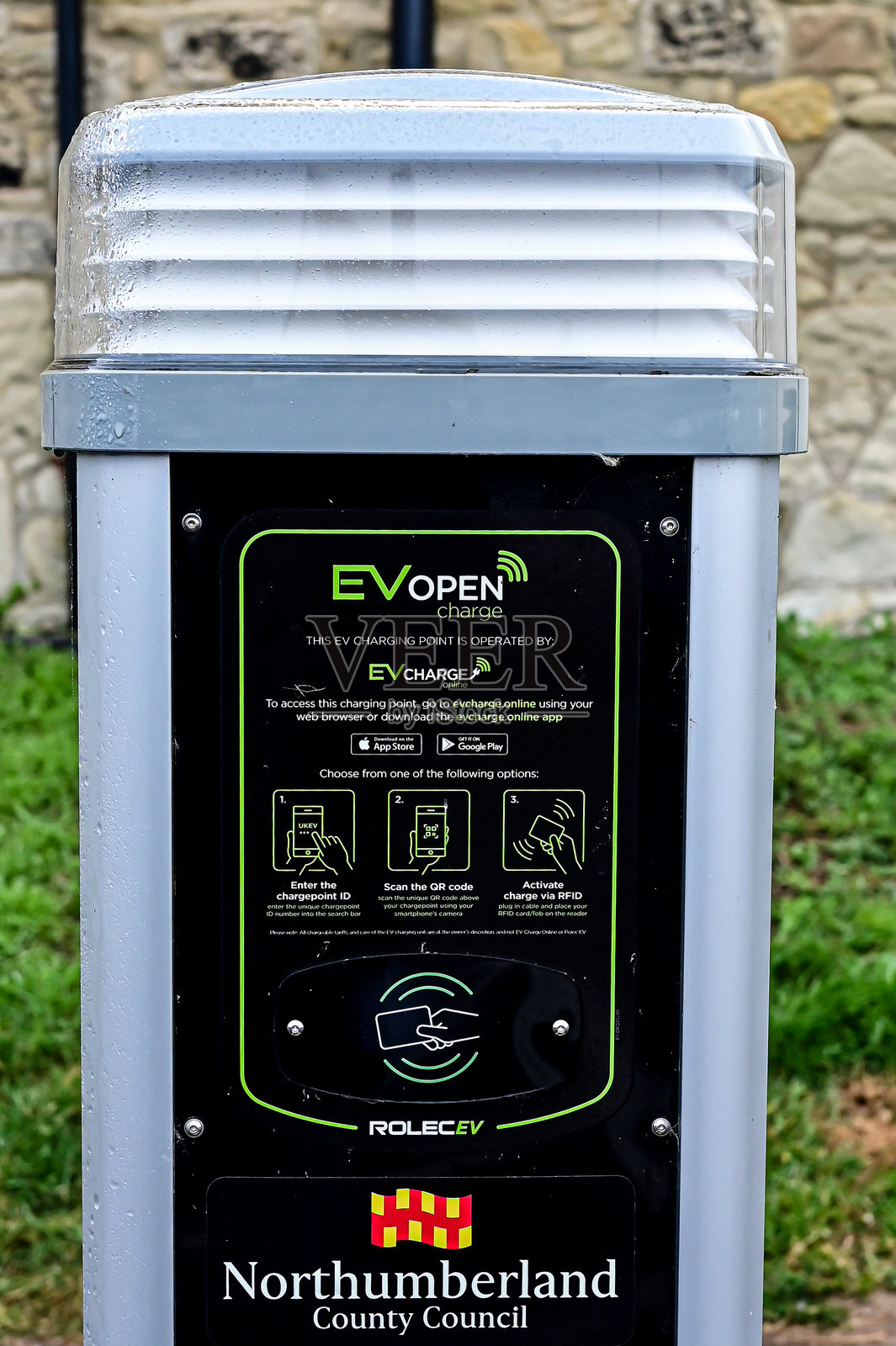 英格兰诺森伯兰郡西豪斯的停车场内电动车充电点的局部视图照片摄影图片