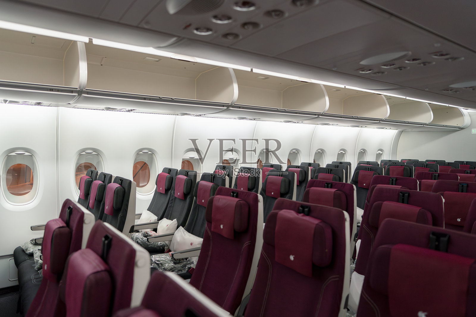 卡塔尔航空公司空客A380的经济舱座位。照片摄影图片