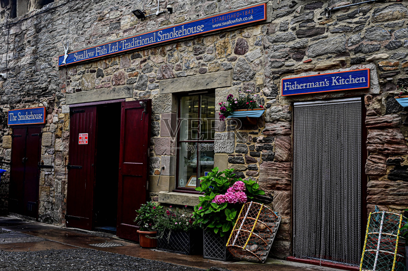 位于英格兰诺森伯兰郡西豪斯的传统鱼熏制厂外观照片摄影图片