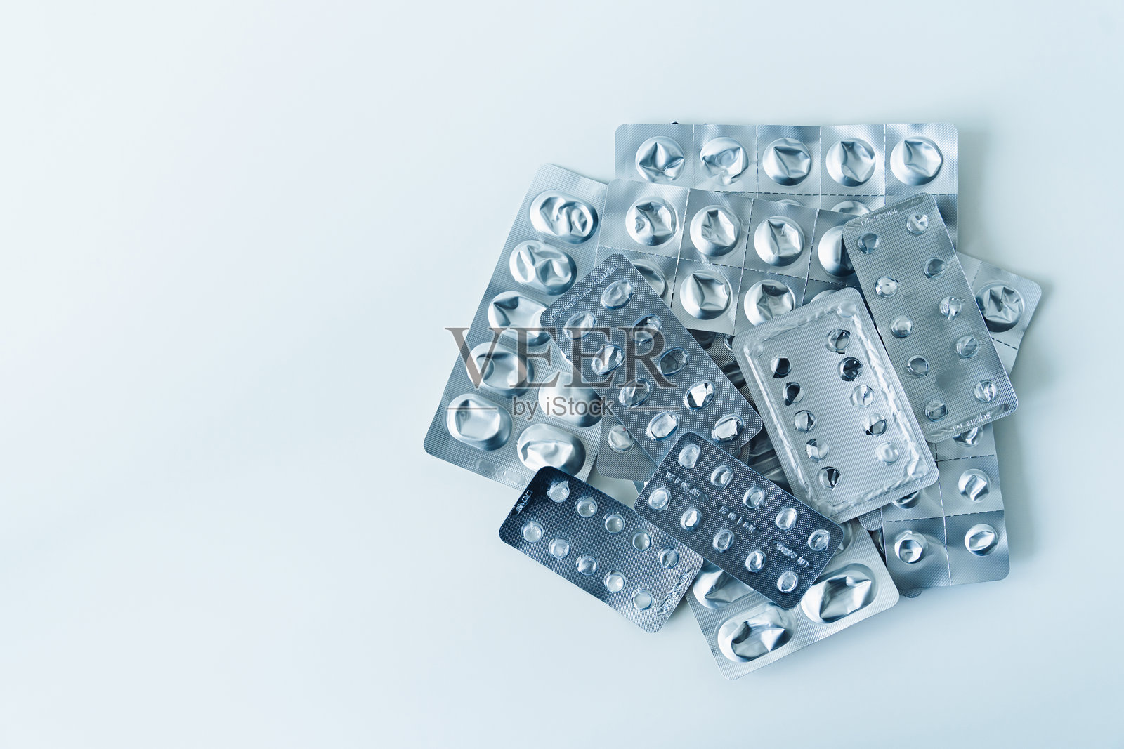 空药品泡罩包装堆叠在一起。慢性疾病和医疗依赖的象征。与健康和疼痛斗争相关的情感疲惫。照片摄影图片