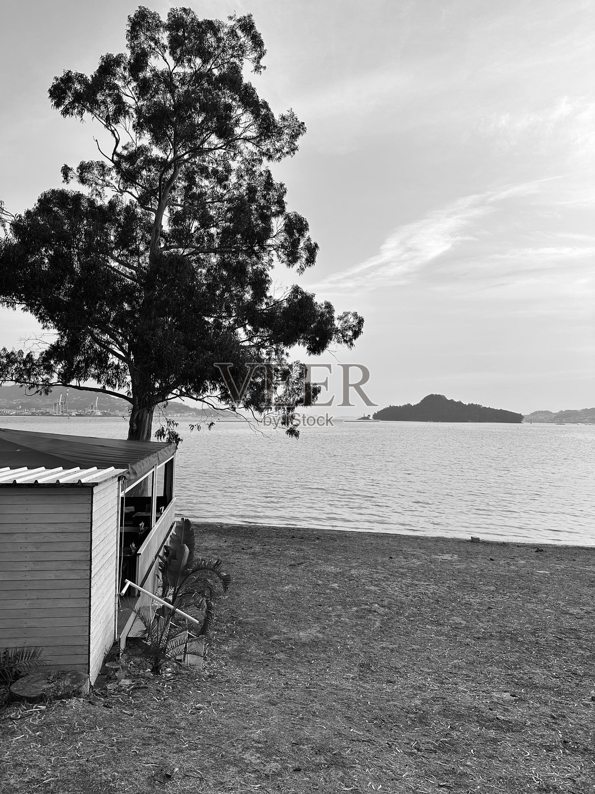 庞特维德拉河口的海滩，背景是坦博岛。黑白色调。照片摄影图片