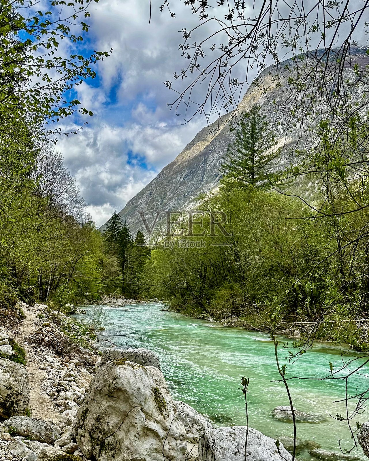 索恰河及其周围自然风光，斯洛文尼亚，特里格拉夫国家公园照片摄影图片