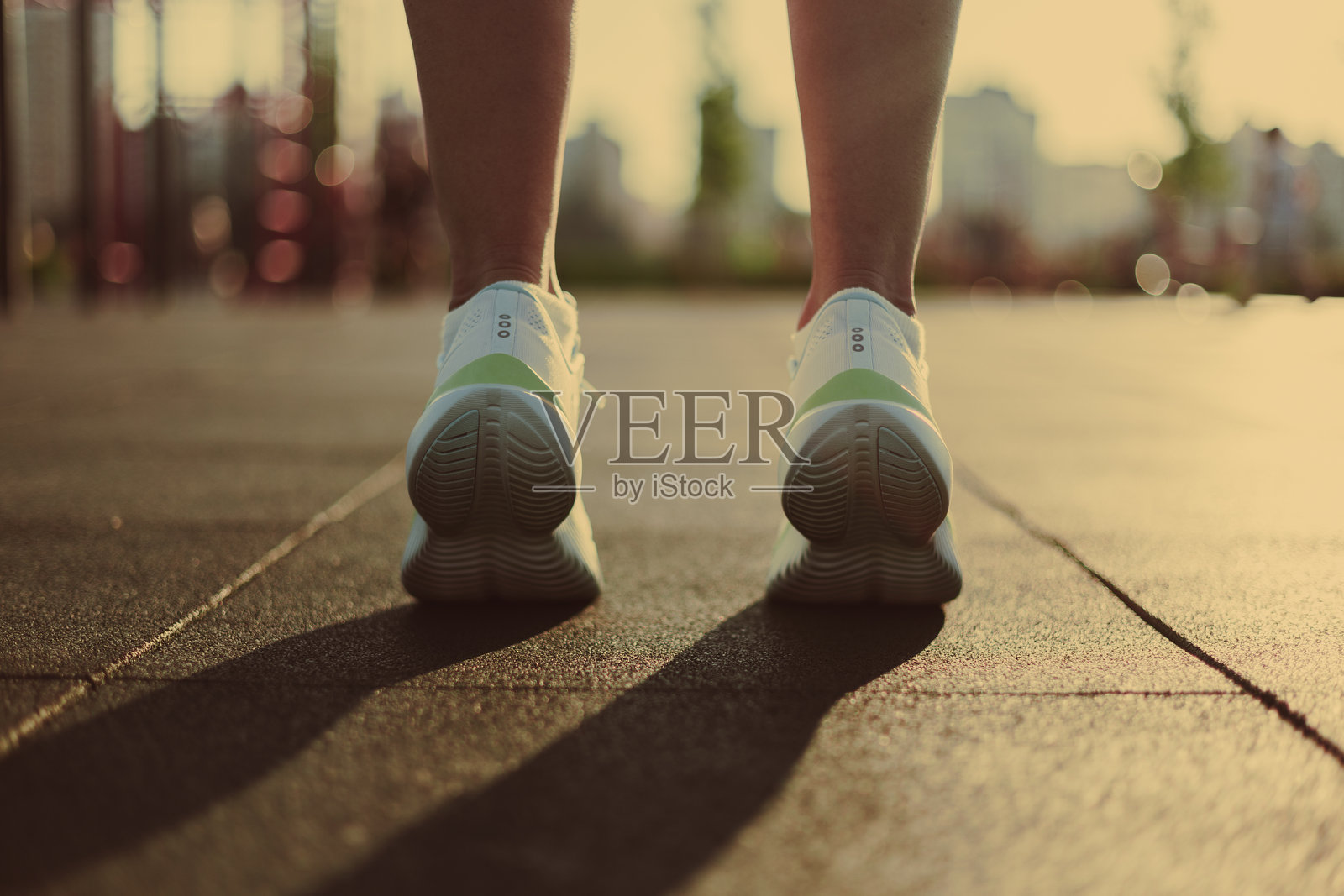 日落时分的运动鞋特写照片摄影图片