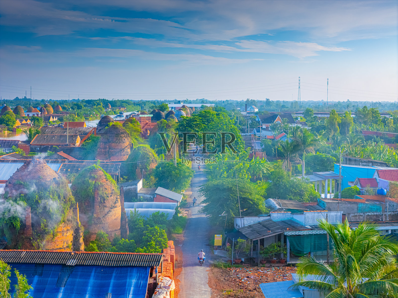 越南永隆省湄公河三角洲的Mang Thit砖窑鸟瞰图。用于越南传统建筑的烧制粘土砖。照片摄影图片