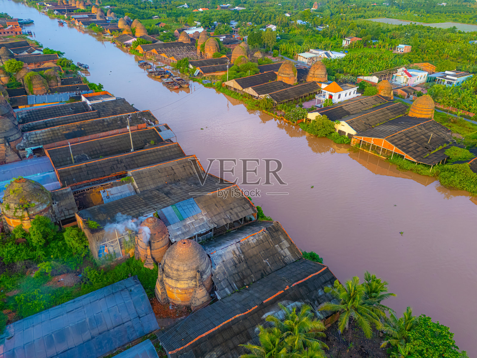 越南永隆省湄公河三角洲的Mang Thit砖窑鸟瞰图。用于越南传统建筑的烧制粘土砖。照片摄影图片