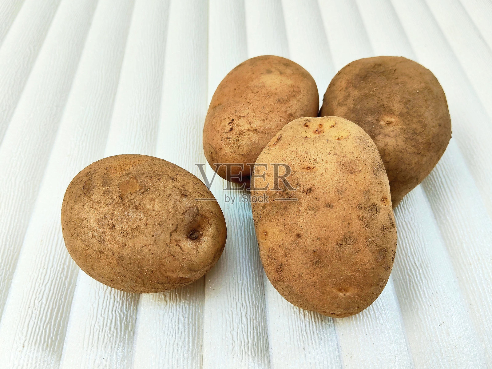 现代简约风格的工作空间，配有自然光照照片摄影图片