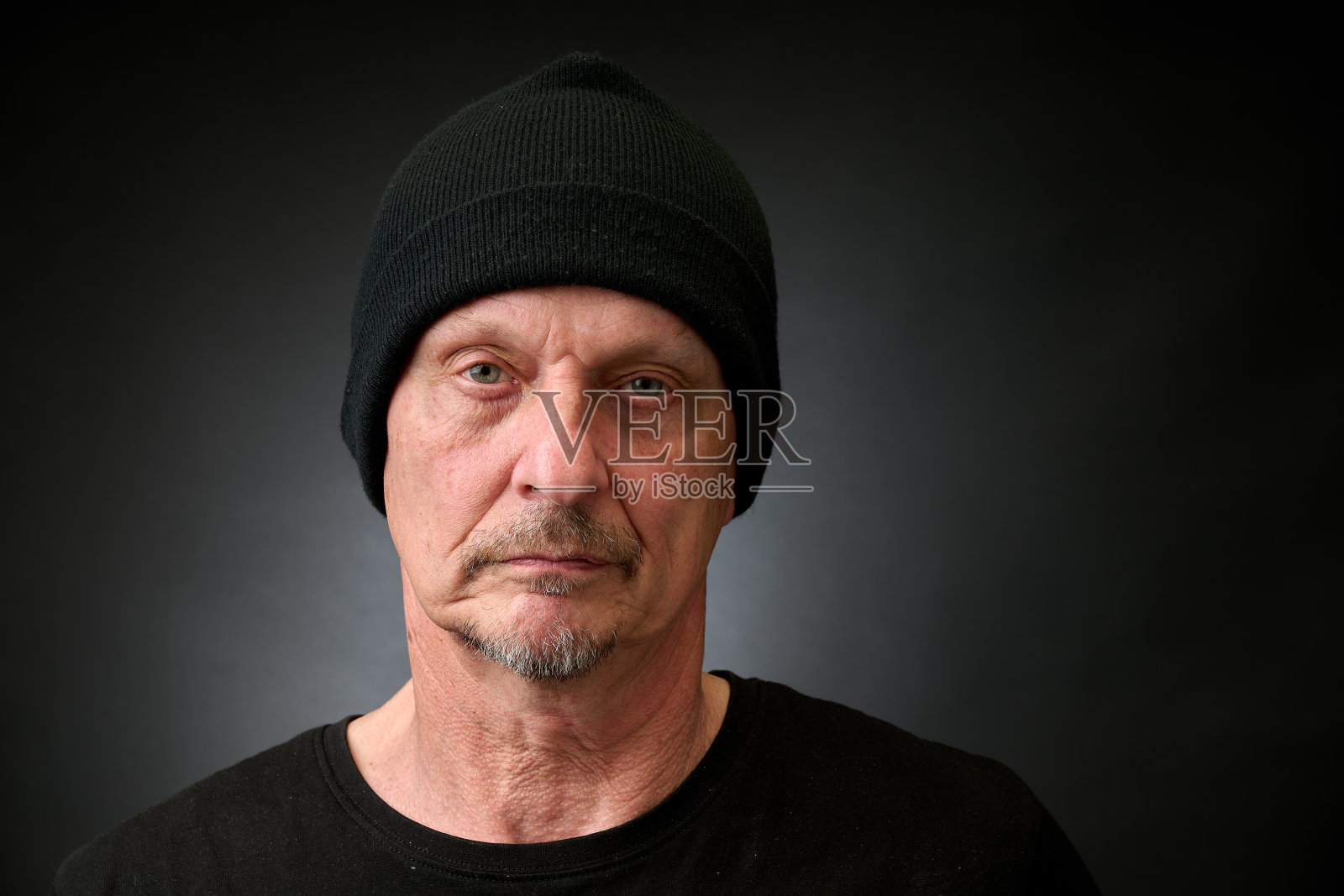 一位老年男性的肖像，采用复古的哈考特风格照明照片摄影图片