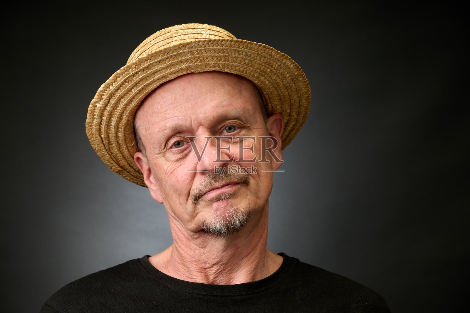 一位老年男性的肖像，采用复古的哈考特风格照明照片摄影图片