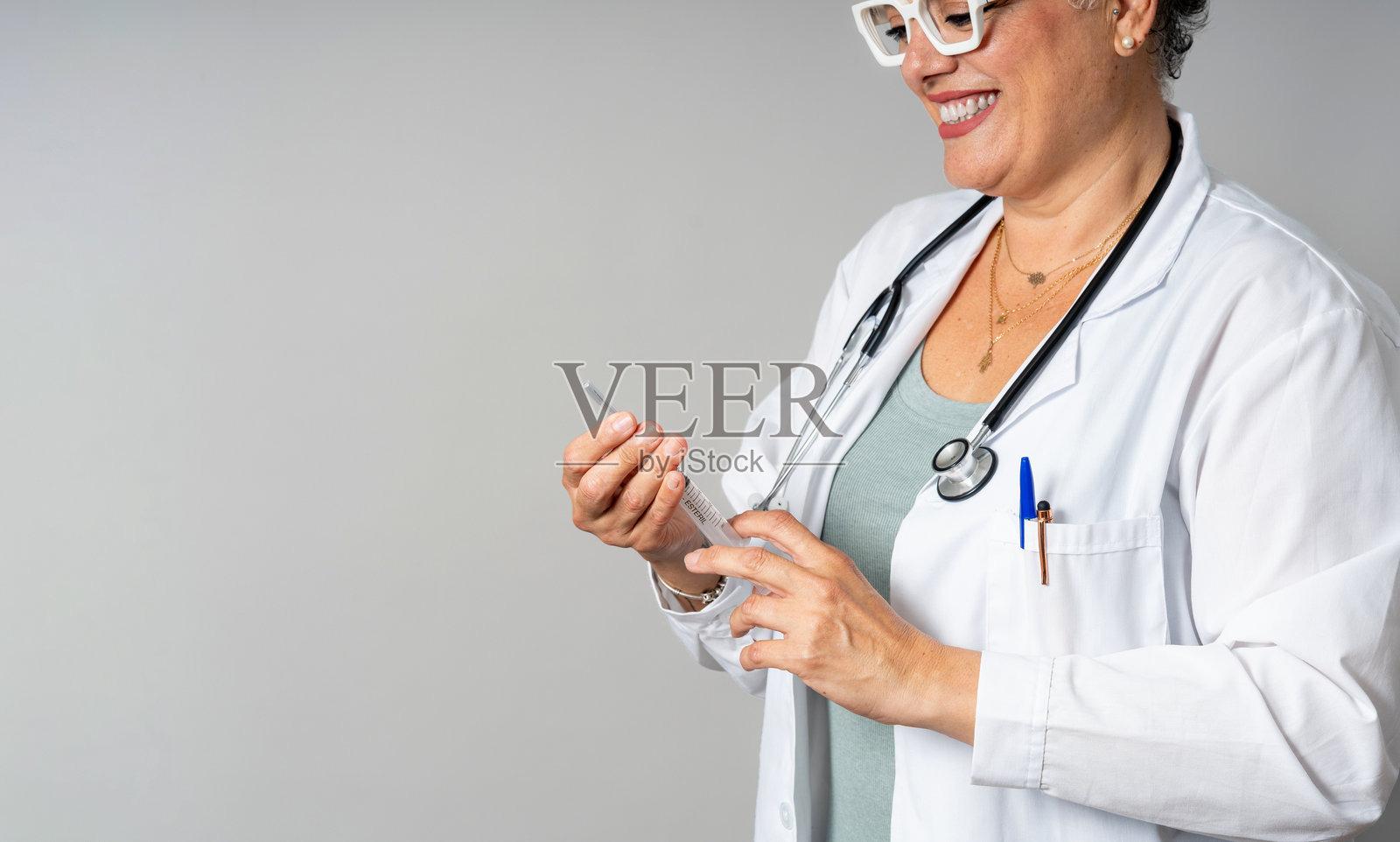 微笑的医生正在准备注射器进行注射照片摄影图片