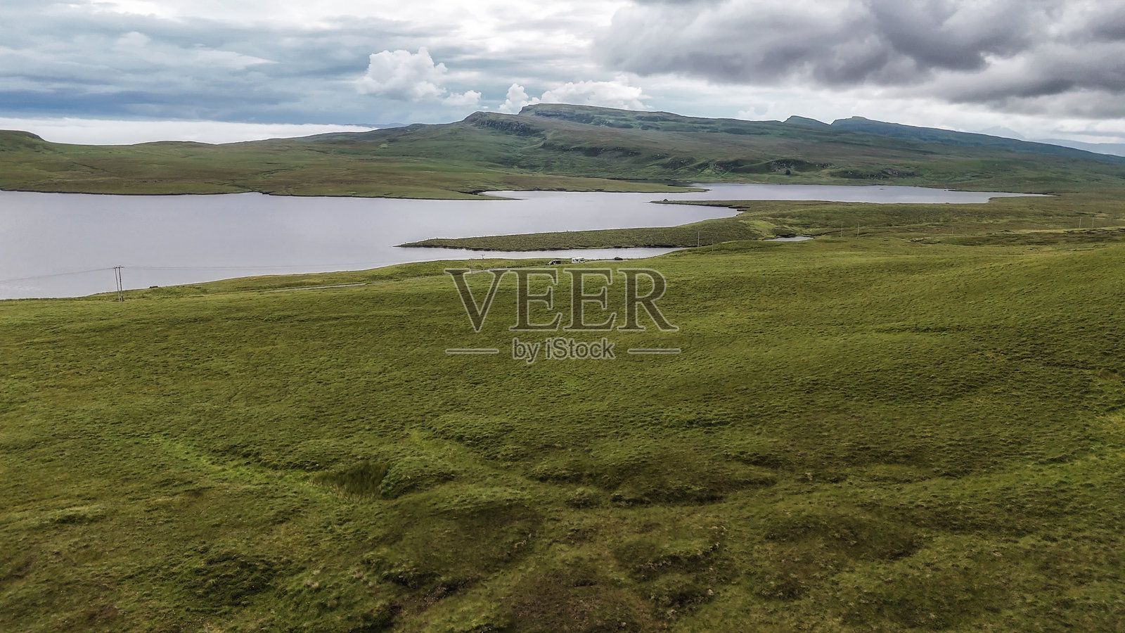 苏格兰斯凯岛上的宁静洛赫利森湖。照片摄影图片