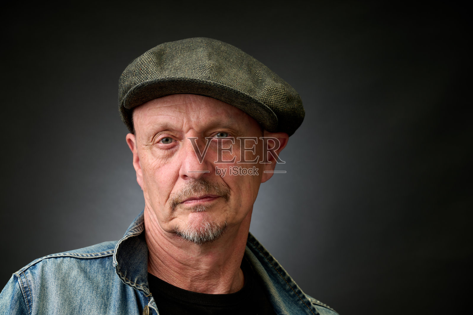 一位老年男性的肖像，采用复古的哈考特风格照明照片摄影图片