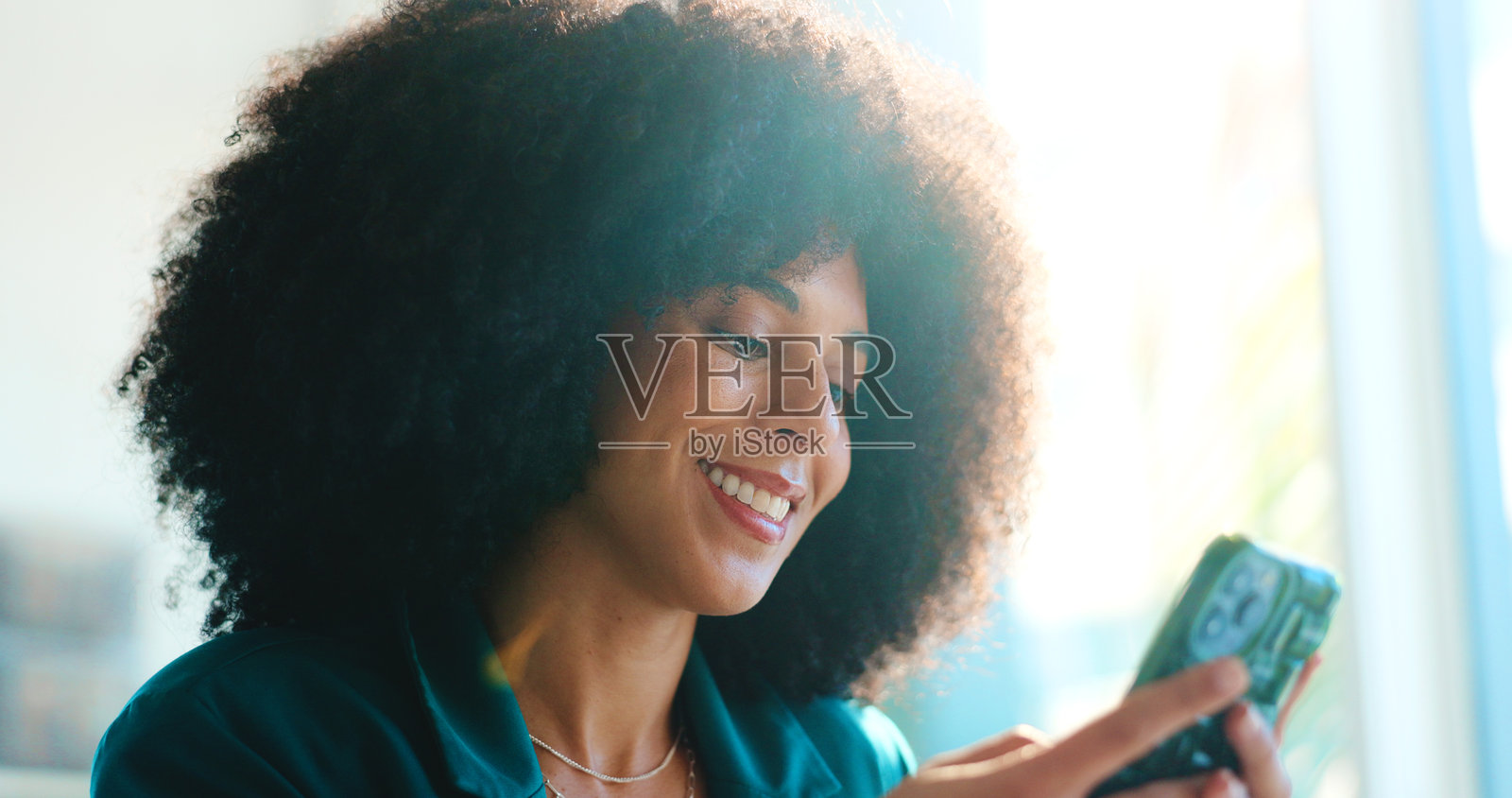 大学、学生和女性在教室里，智能手机与教育和沟通。快乐的人、大学生和手机与科技、互联网和数字应用，包含电子邮件、知识和社交媒体。照片摄影图片