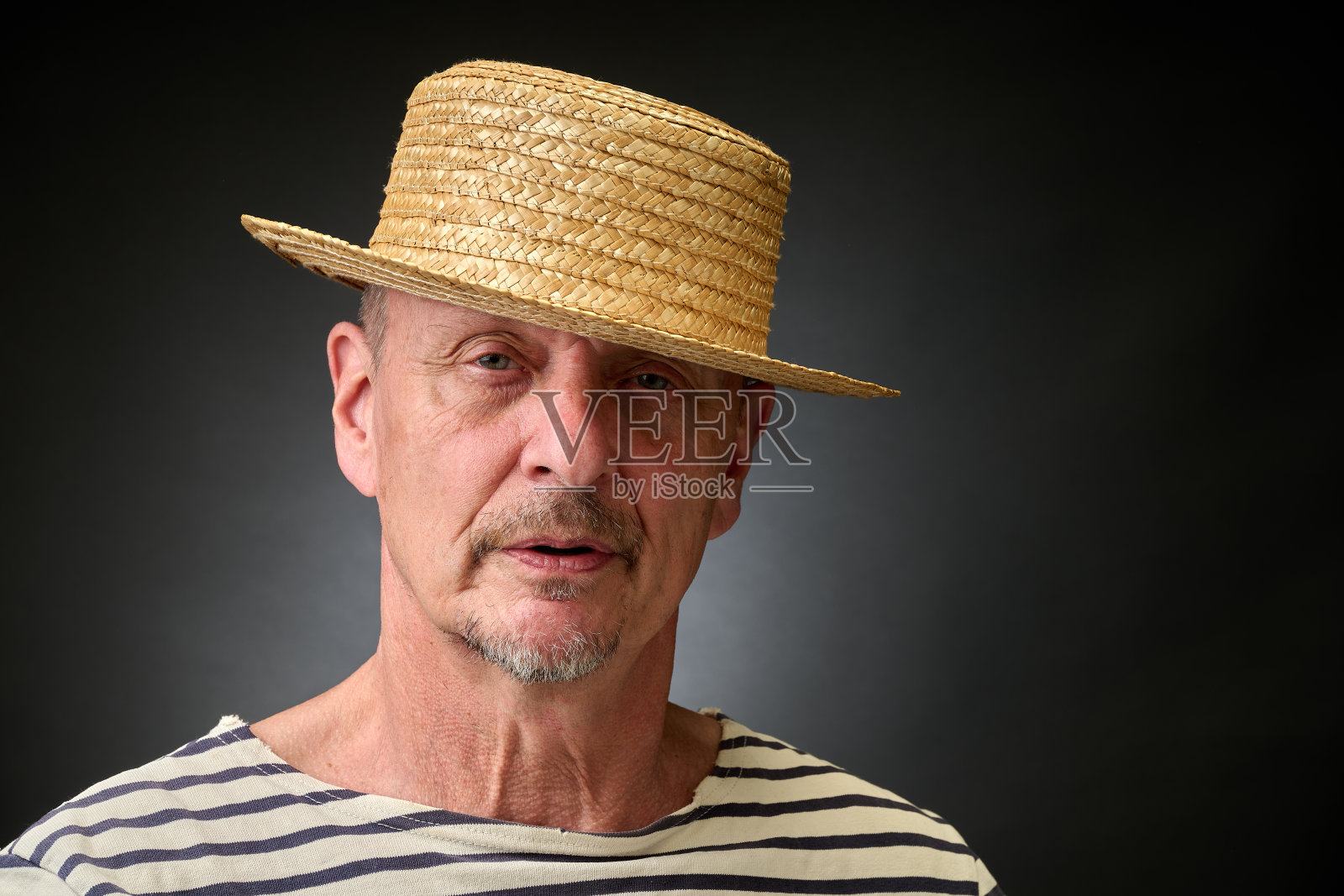 一位老年男性的肖像，采用复古的哈考特风格照明照片摄影图片