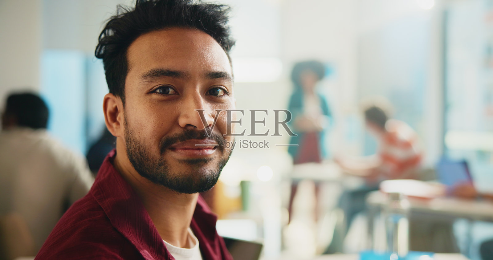 教室里的学生与男士肖像，教育或奖学金学习，自信的大学生。大学，学术或有学习机会的人，学术空间与知识。照片摄影图片