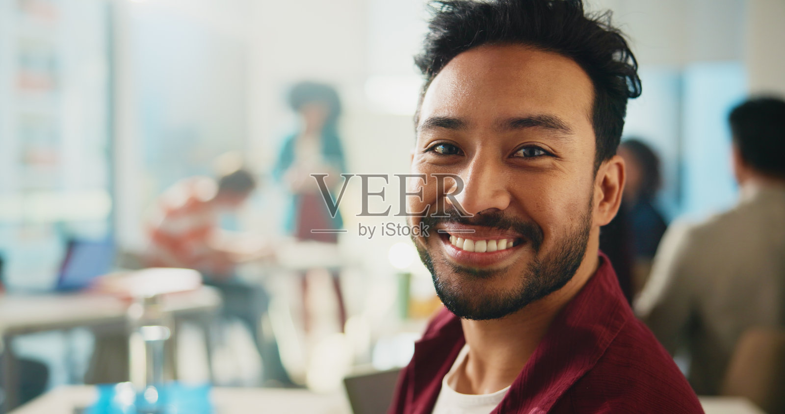 肖像，学生和男士在课堂上，大学里微笑着学习，创造力和知识。面孔，快乐的人和奖学金，大学，成长和学习，教育和学术。照片摄影图片