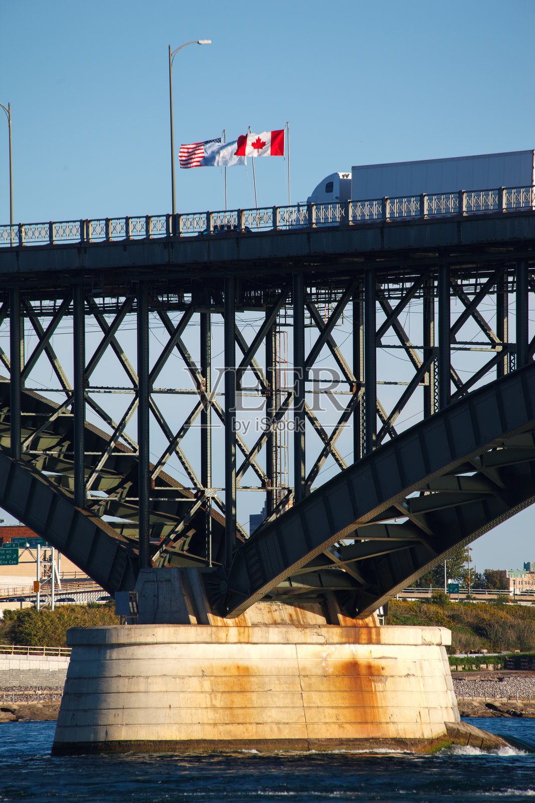 和平桥横跨尼亚加拉河，连接安大略省的尼亚加拉大瀑布与美国纽约州的布法罗。照片摄影图片