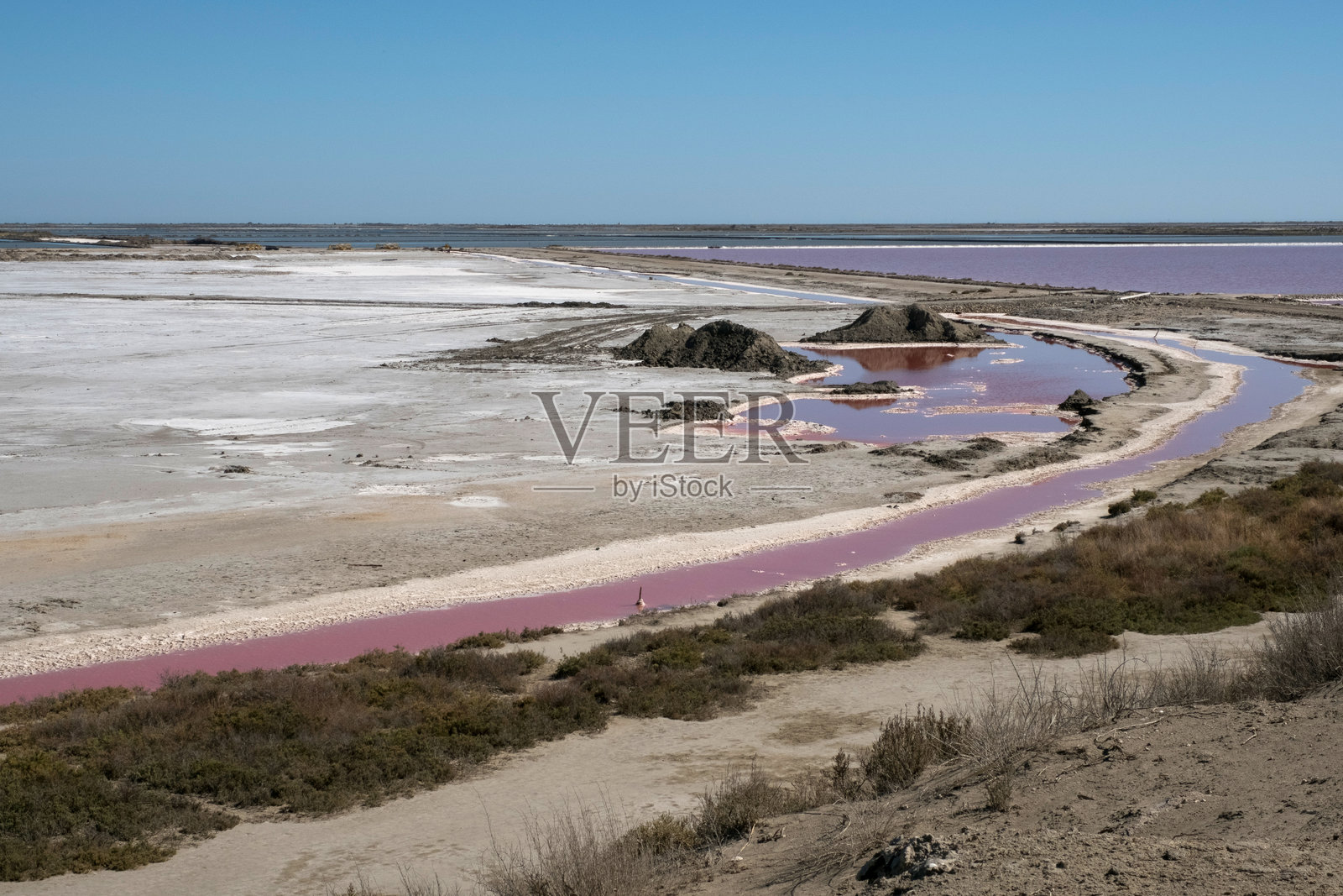 普罗旺斯法国的粉色盐滩，水面反射出几何线条照片摄影图片