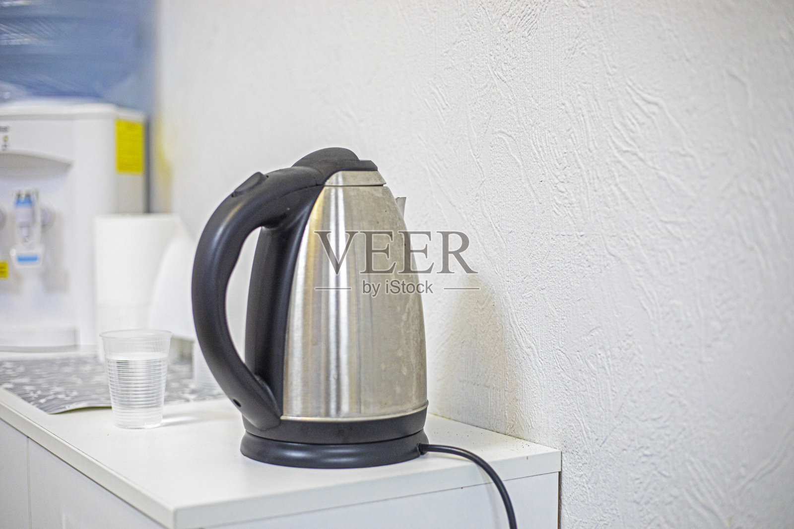 厨房里的电动金属环保水壶。舒适感。照片摄影图片