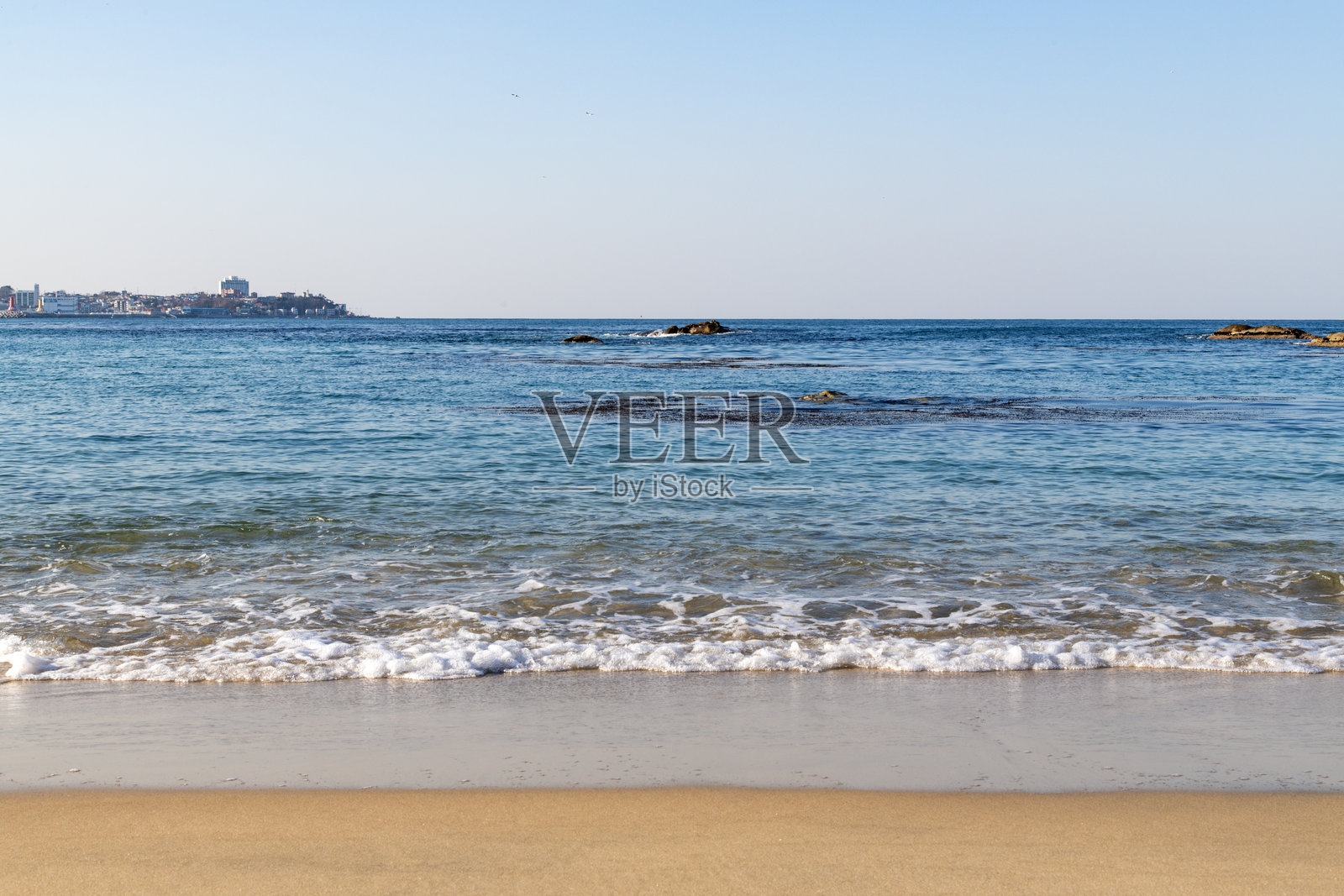 海滩上的海洋和波浪照片摄影图片